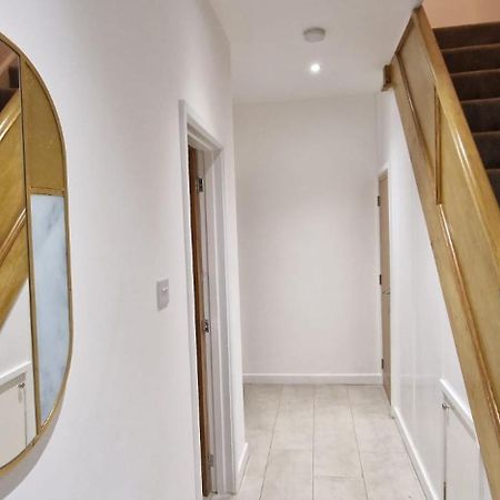 Shm Stays Leicester. Newly Renovated!! 15 Min Drive From City Centre, University. 9 Min Drive To Leicester City Stadium, 5 Min Drive To M1 & M69. 2 Min Walk To Bus Stop. Exterior photo