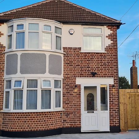 Shm Stays Leicester. Newly Renovated!! 15 Min Drive From City Centre, University. 9 Min Drive To Leicester City Stadium, 5 Min Drive To M1 & M69. 2 Min Walk To Bus Stop. Exterior photo