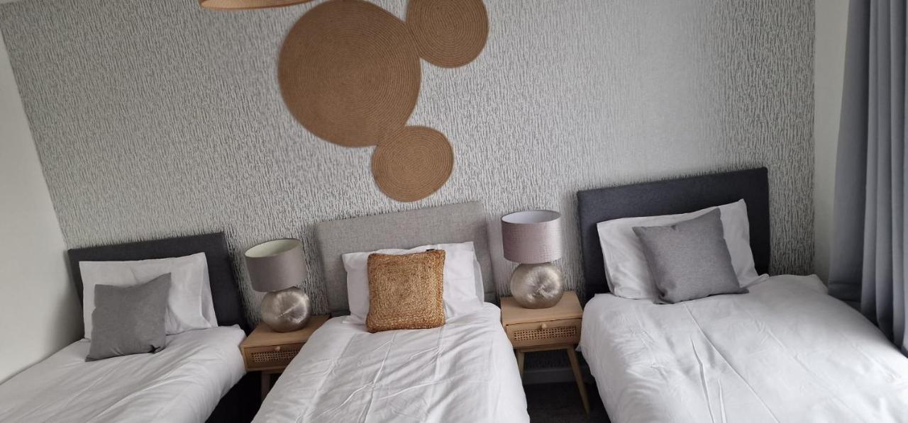 Shm Stays Leicester. Newly Renovated!! 15 Min Drive From City Centre, University. 9 Min Drive To Leicester City Stadium, 5 Min Drive To M1 & M69. 2 Min Walk To Bus Stop. Exterior photo