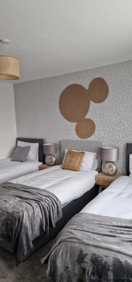 Shm Stays Leicester. Newly Renovated!! 15 Min Drive From City Centre, University. 9 Min Drive To Leicester City Stadium, 5 Min Drive To M1 & M69. 2 Min Walk To Bus Stop. Exterior photo