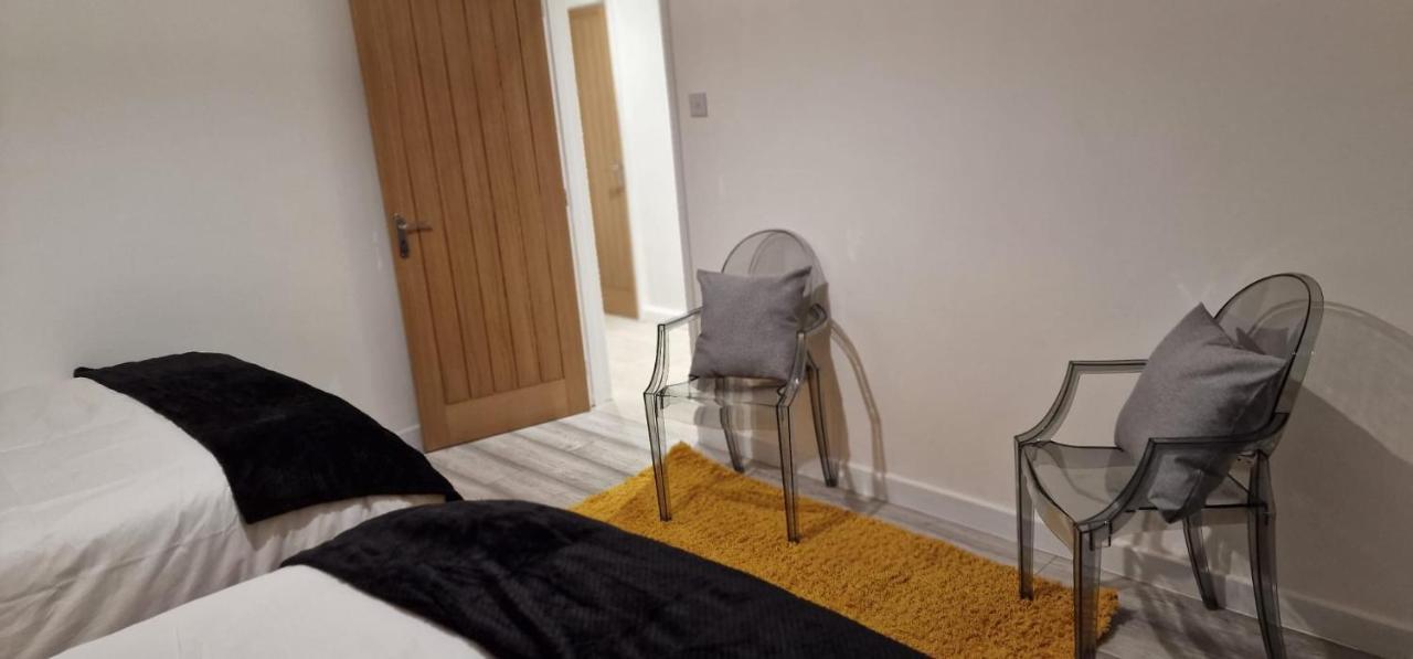 Shm Stays Leicester. Newly Renovated!! 15 Min Drive From City Centre, University. 9 Min Drive To Leicester City Stadium, 5 Min Drive To M1 & M69. 2 Min Walk To Bus Stop. Exterior photo