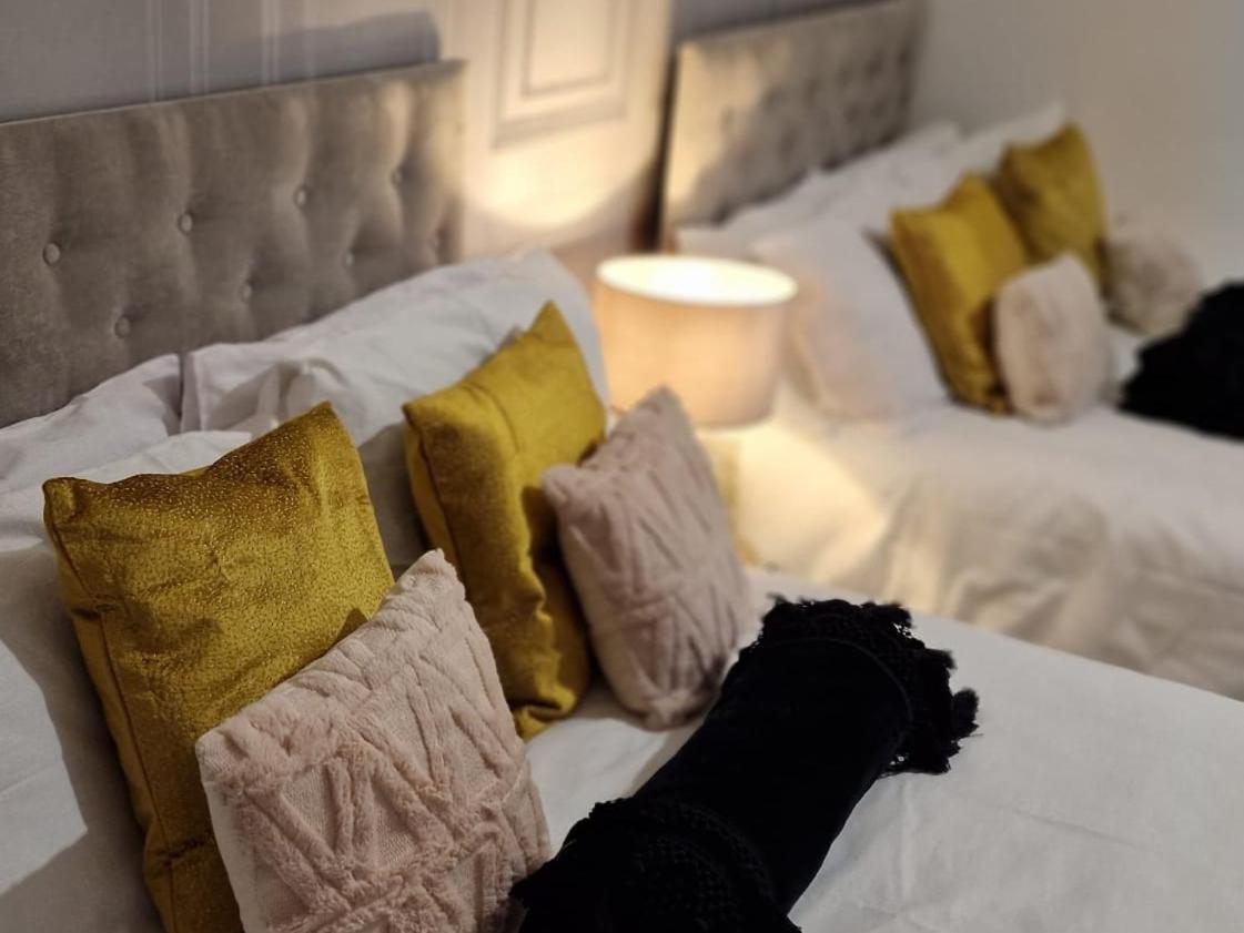 Shm Stays Leicester. Newly Renovated!! 15 Min Drive From City Centre, University. 9 Min Drive To Leicester City Stadium, 5 Min Drive To M1 & M69. 2 Min Walk To Bus Stop. Exterior photo