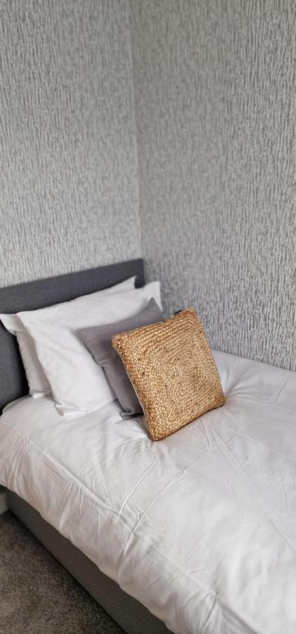 Shm Stays Leicester. Newly Renovated!! 15 Min Drive From City Centre, University. 9 Min Drive To Leicester City Stadium, 5 Min Drive To M1 & M69. 2 Min Walk To Bus Stop. Exterior photo