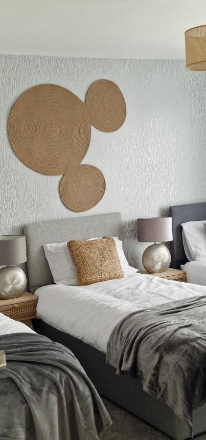 Shm Stays Leicester. Newly Renovated!! 15 Min Drive From City Centre, University. 9 Min Drive To Leicester City Stadium, 5 Min Drive To M1 & M69. 2 Min Walk To Bus Stop. Exterior photo