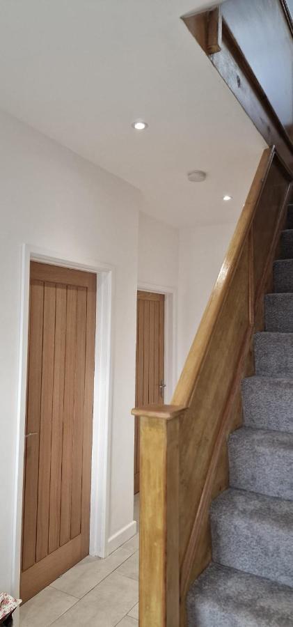 Shm Stays Leicester. Newly Renovated!! 15 Min Drive From City Centre, University. 9 Min Drive To Leicester City Stadium, 5 Min Drive To M1 & M69. 2 Min Walk To Bus Stop. Exterior photo