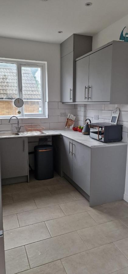 Shm Stays Leicester. Newly Renovated!! 15 Min Drive From City Centre, University. 9 Min Drive To Leicester City Stadium, 5 Min Drive To M1 & M69. 2 Min Walk To Bus Stop. Exterior photo
