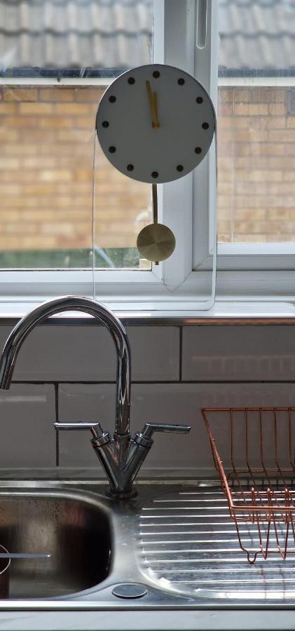 Shm Stays Leicester. Newly Renovated!! 15 Min Drive From City Centre, University. 9 Min Drive To Leicester City Stadium, 5 Min Drive To M1 & M69. 2 Min Walk To Bus Stop. Exterior photo