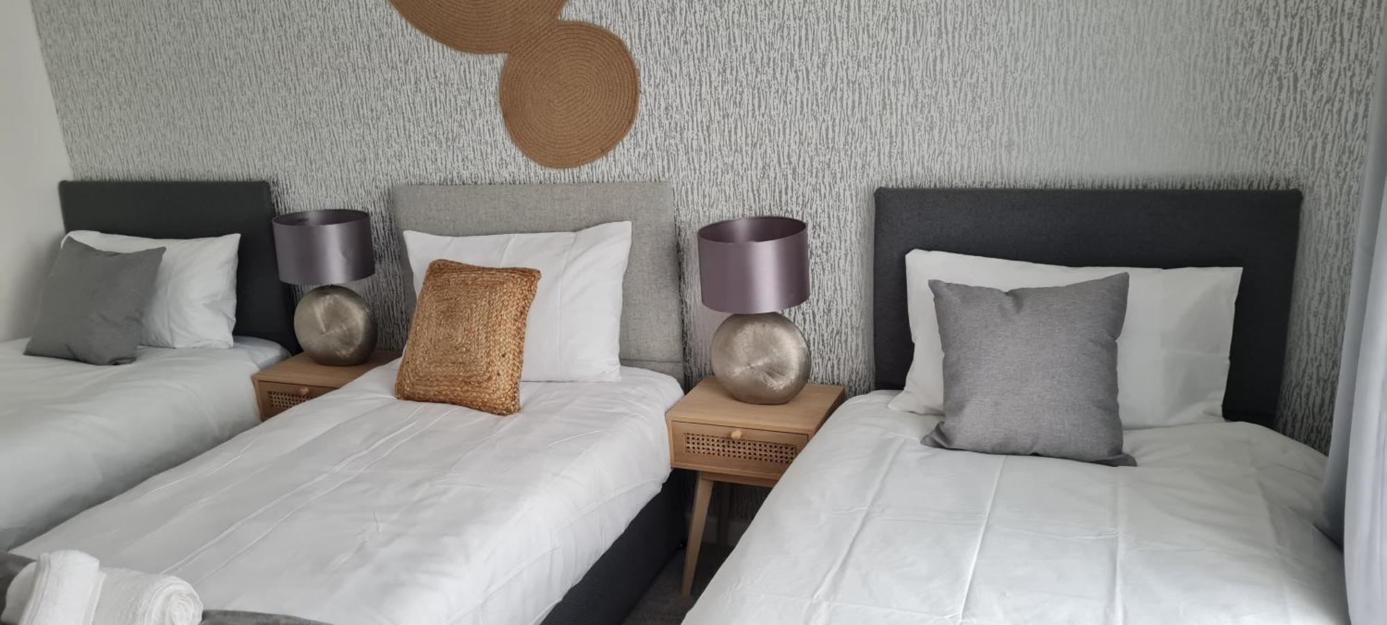 Shm Stays Leicester. Newly Renovated!! 15 Min Drive From City Centre, University. 9 Min Drive To Leicester City Stadium, 5 Min Drive To M1 & M69. 2 Min Walk To Bus Stop. Exterior photo