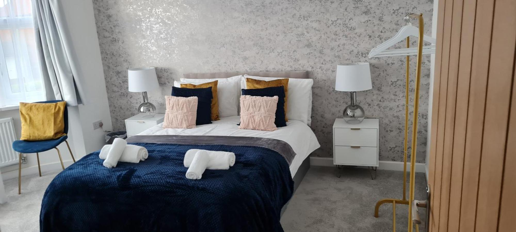 Shm Stays Leicester. Newly Renovated!! 15 Min Drive From City Centre, University. 9 Min Drive To Leicester City Stadium, 5 Min Drive To M1 & M69. 2 Min Walk To Bus Stop. Exterior photo