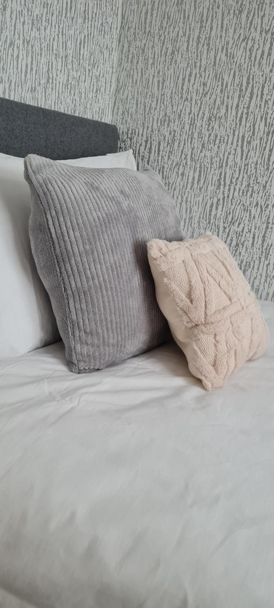 Shm Stays Leicester. Newly Renovated!! 15 Min Drive From City Centre, University. 9 Min Drive To Leicester City Stadium, 5 Min Drive To M1 & M69. 2 Min Walk To Bus Stop. Exterior photo
