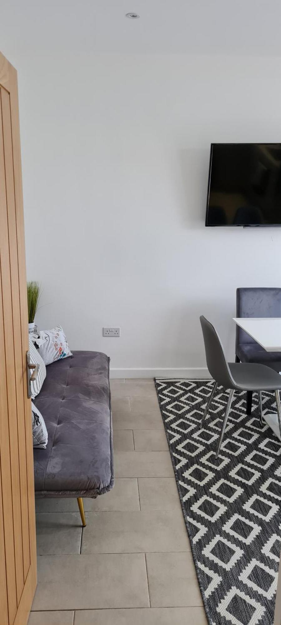 Shm Stays Leicester. Newly Renovated!! 15 Min Drive From City Centre, University. 9 Min Drive To Leicester City Stadium, 5 Min Drive To M1 & M69. 2 Min Walk To Bus Stop. Exterior photo
