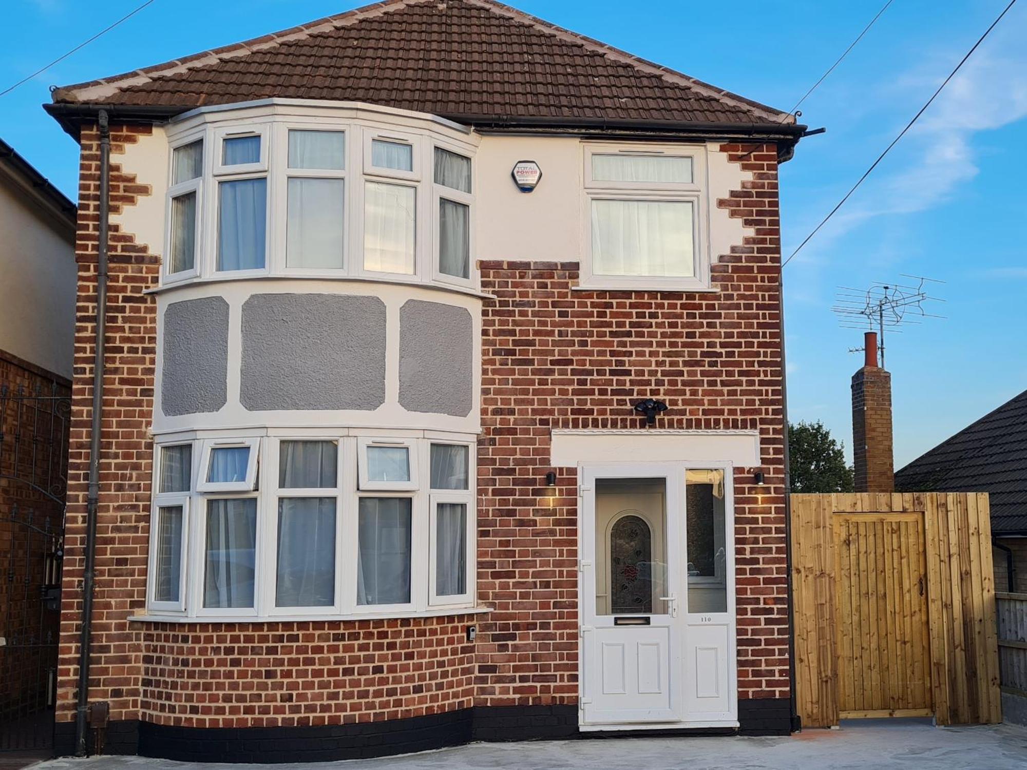Shm Stays Leicester. Newly Renovated!! 15 Min Drive From City Centre, University. 9 Min Drive To Leicester City Stadium, 5 Min Drive To M1 & M69. 2 Min Walk To Bus Stop. Exterior photo