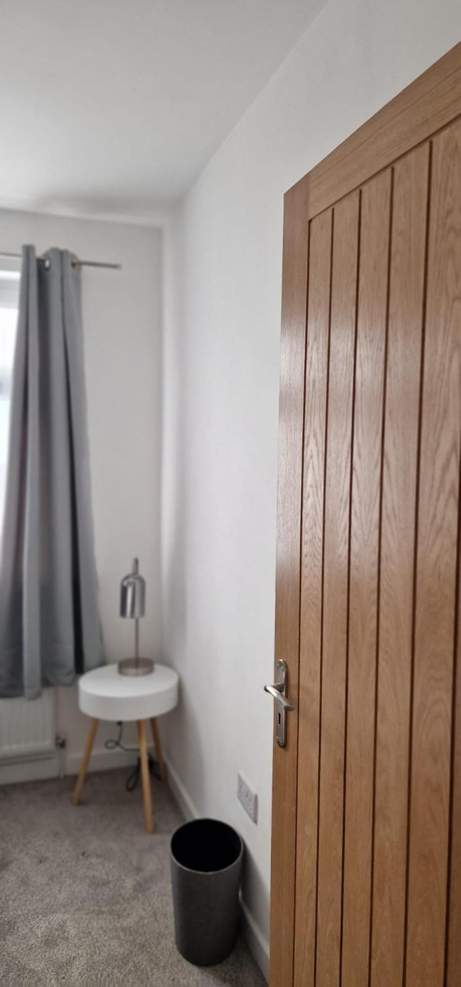 Shm Stays Leicester. Newly Renovated!! 15 Min Drive From City Centre, University. 9 Min Drive To Leicester City Stadium, 5 Min Drive To M1 & M69. 2 Min Walk To Bus Stop. Exterior photo
